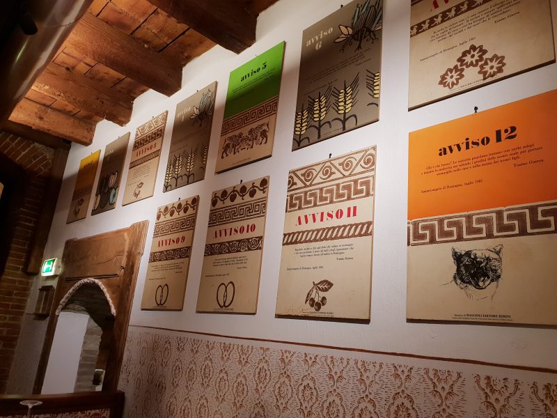 La Sangiovesa - parete con gli avvisi di Tonino Guerra