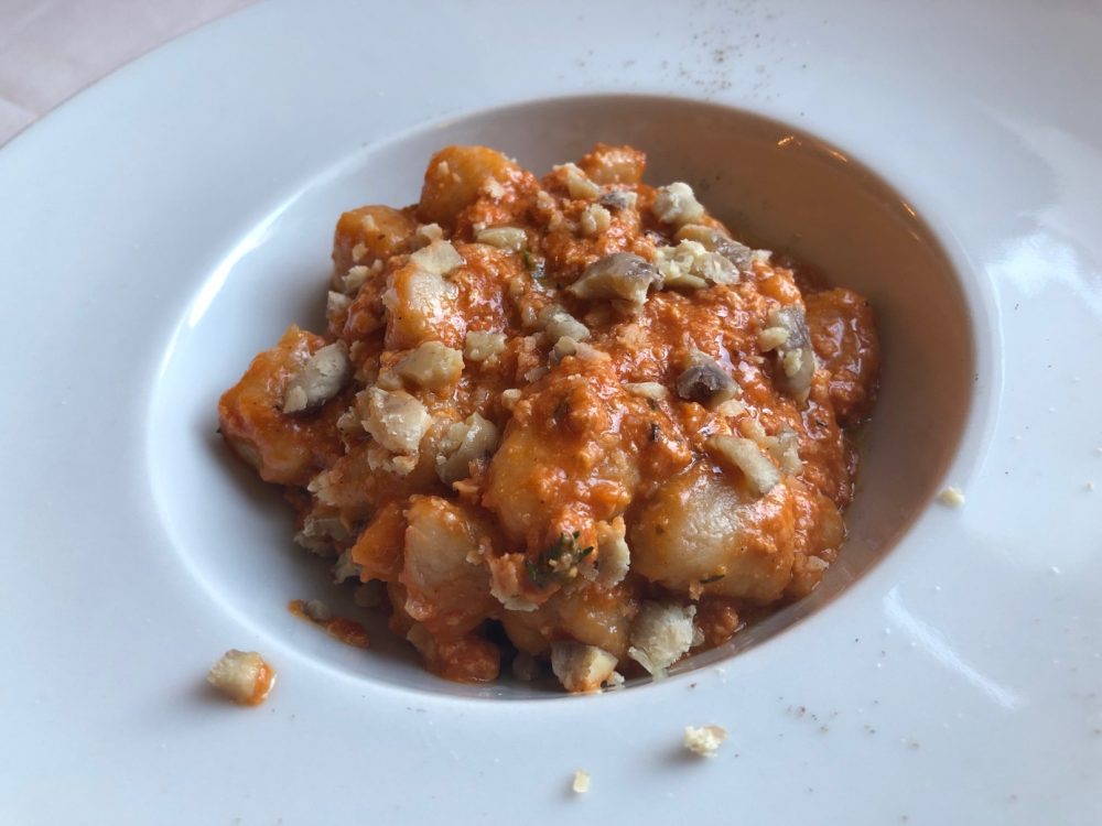 Trattoria Visconti, gnocchetti di pane di lievito madre con ragù di coniglio nostrano, timo e caldarroste