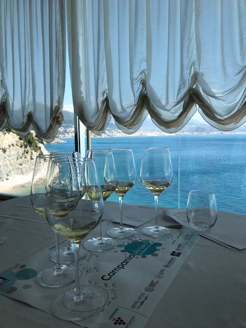 Degustazione di vini bianchi campani all’Hotel Cetus sulla Costiera Amalfitana