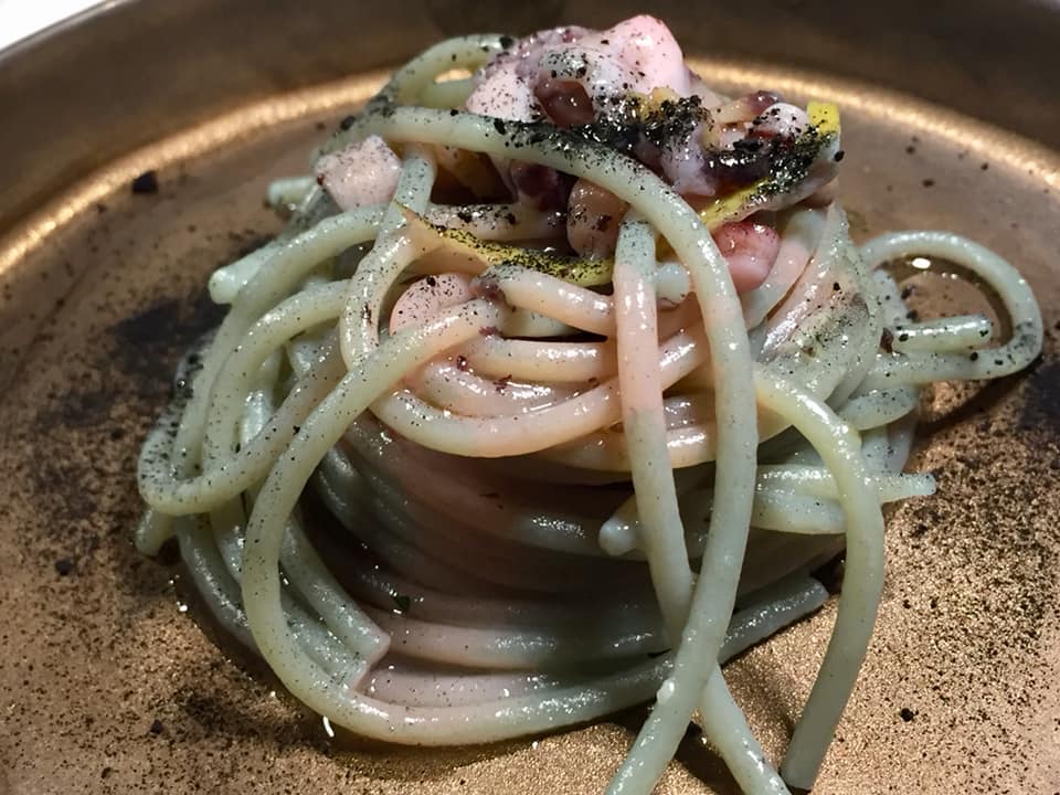 Taverna del Capitano, spaghetti aglio, olio e limone, con seppia in acqua di cavolo nero