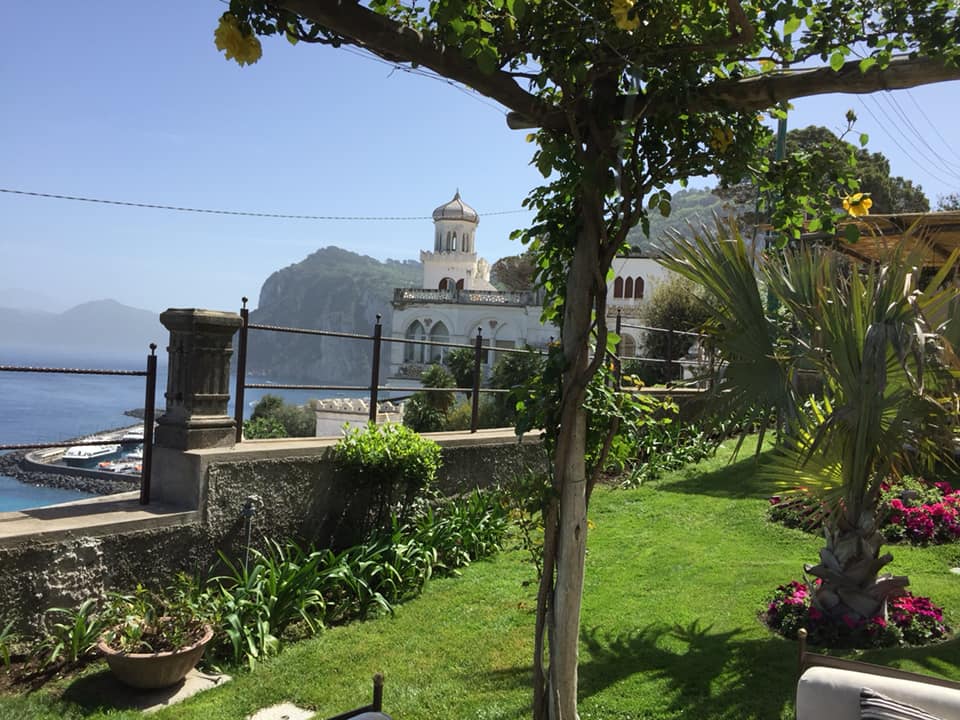 Uno scorcio di Capri dal giardino di Villa Marina — presso Villa Marina Capri Hotel & Spa