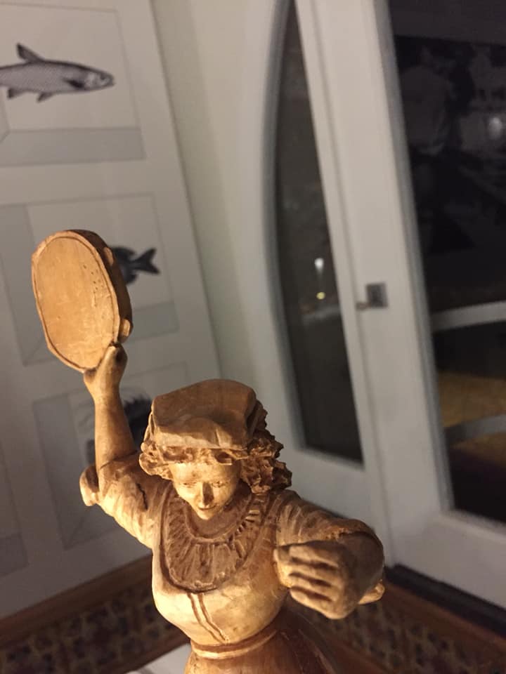 Taverna del Capitano, le statuine di legno ai tavoli