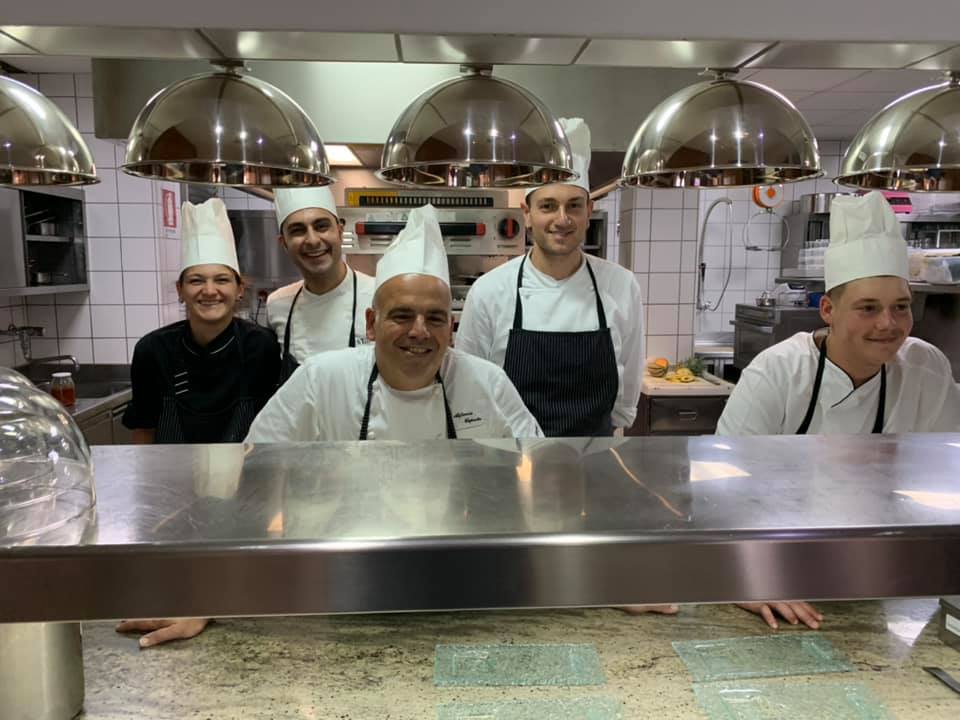 Alfonso Caputo e lo staff d cucina