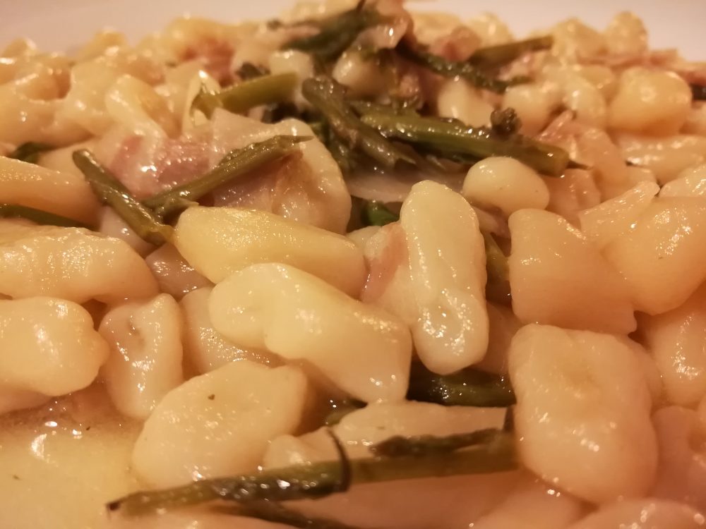 Alle Falde del Taburno - I Cavatelli fatti a mano con Asparagi selvatici del Taburno e Pancetta paesana