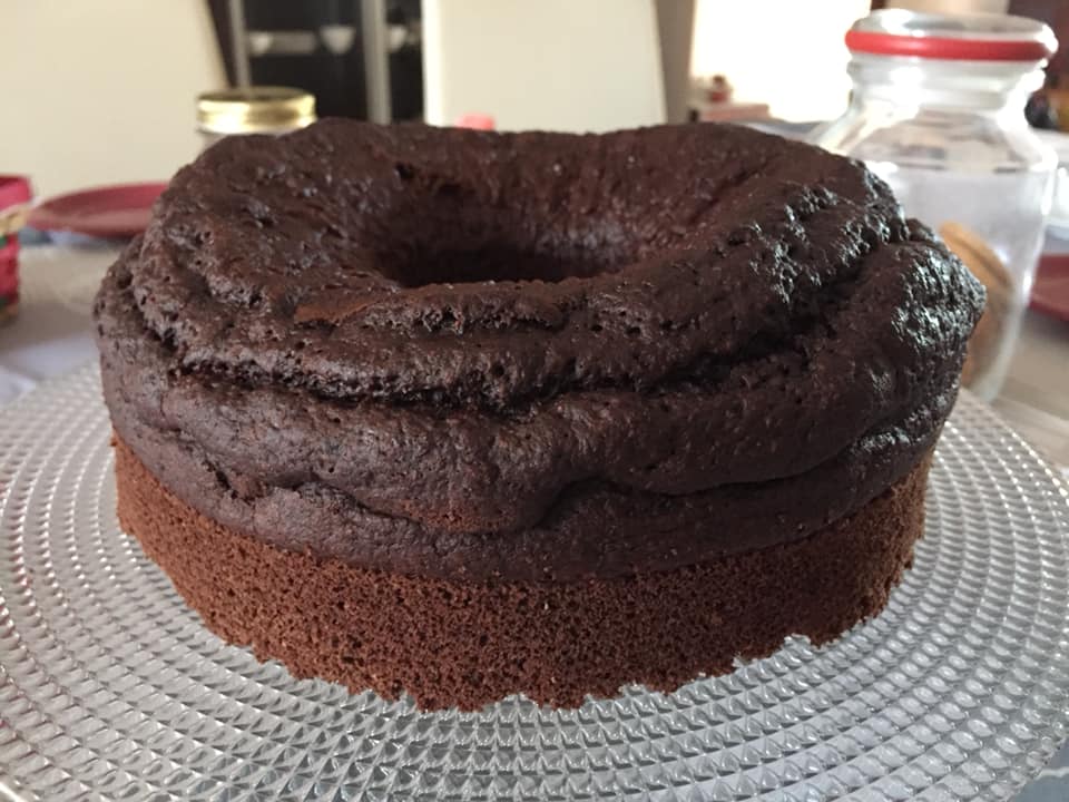 Ciambella al cacao e latte di mandorle