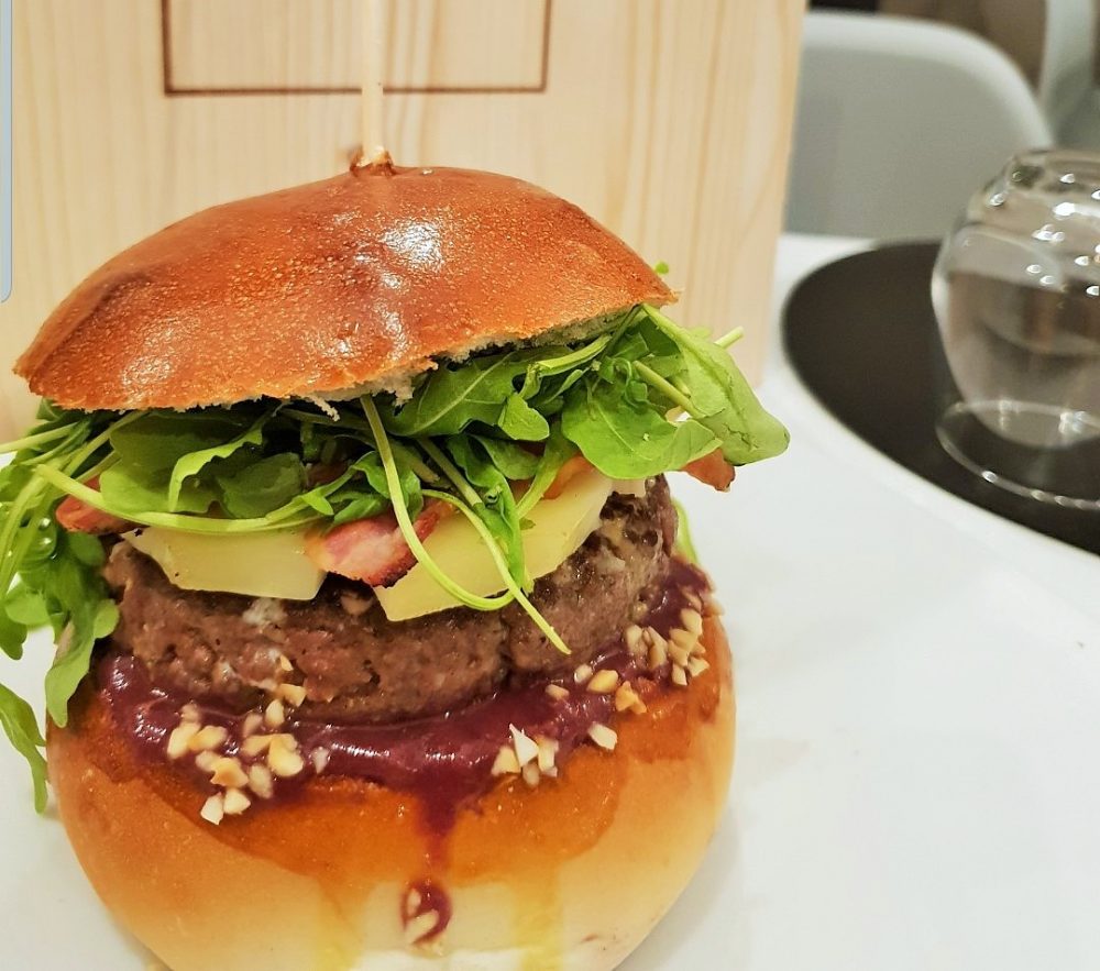 Dattolo Burger House - Hirpino - hamburger di Manzetta Prussiana, riduzione di aglianico, nocciole, rucola, caciocavallo podolico e bacon