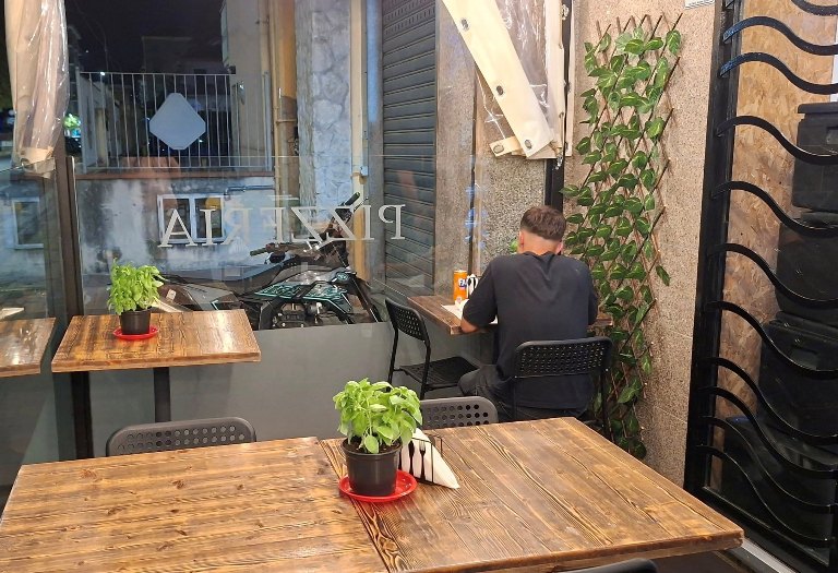 Esposito Pizzeria, i tavolini all'esterno
