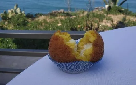 Le Soste di Ulisse - Arancino allo zafferano, ricotta e limone