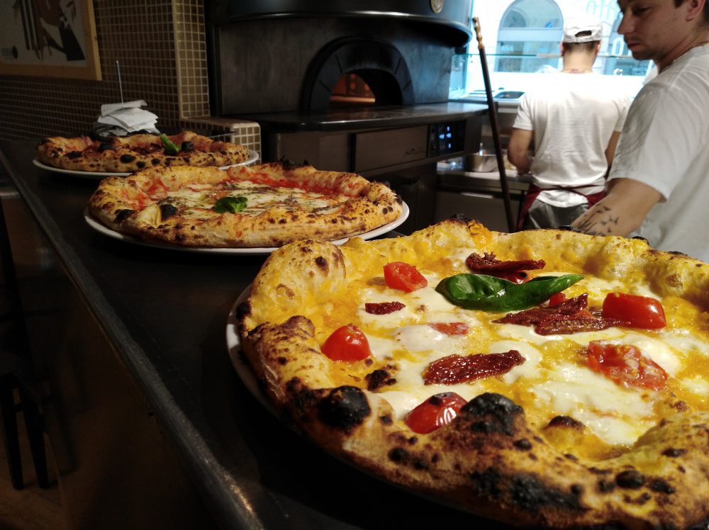 Pizzeria DaZero a Milano Pizze appena sfornate
