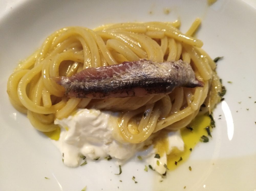 Taverna del Mozzo Spaghettone Gerardo Di Nola con alici di menaica e stracciata di mozzarella nella mortella