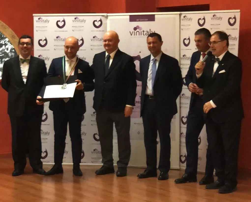 La consegna del riconoscimento