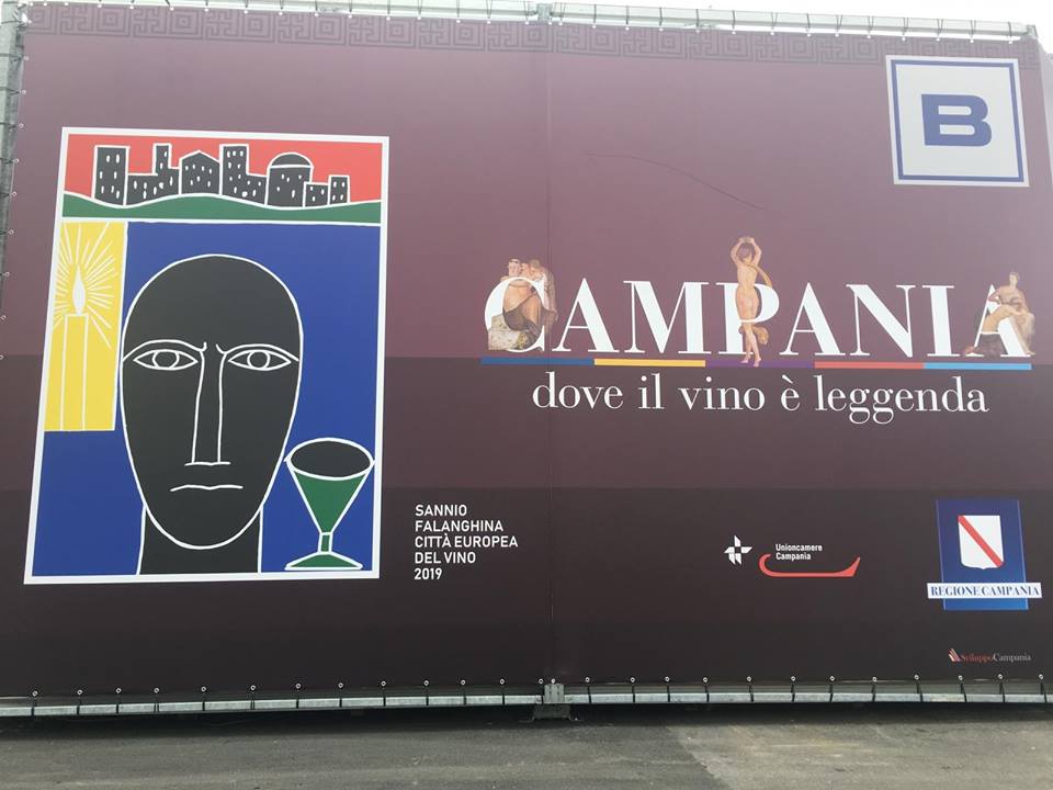 La giganyografia con il logo di Mimmo Paladino all'esterno del Padiglione Campania al Vinitaly