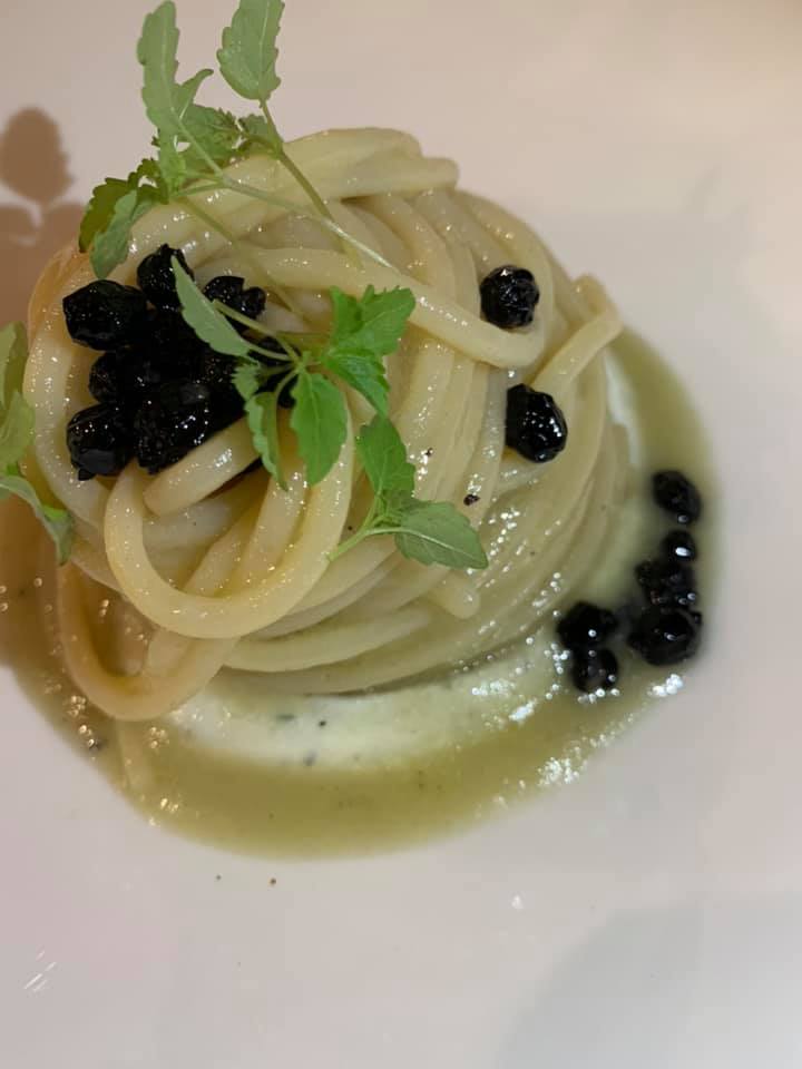 Ristorante Alessandro Feo - Spaghettone Vicidomini colatura di alici e bacche di mirto e mozzarella nella mortella