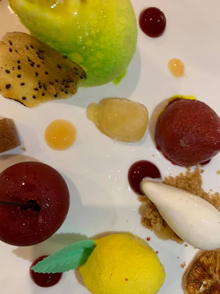 Ristorante Alessandro Feo - Frutta - semifreddo al limone, mousse di ciliegia fresca, bavarese alla fragola, ricotta e pera, gelato alla vaniglia, ananas confit, gelee' di mela annurca