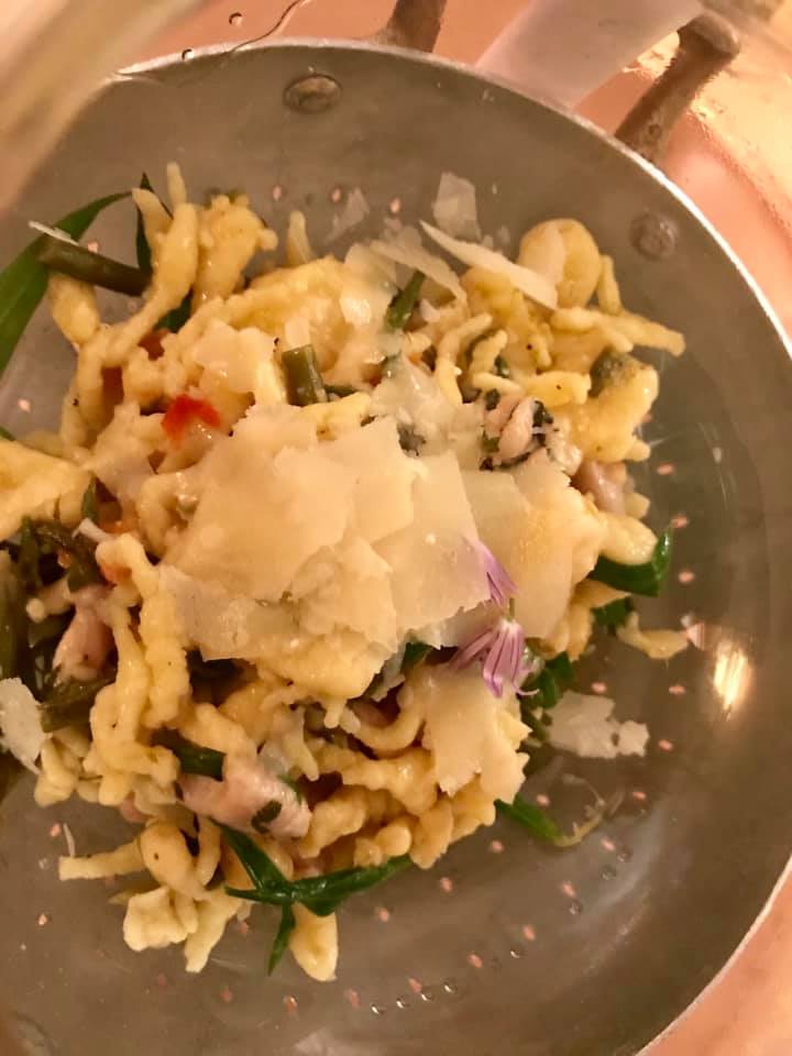 La Subida, I girini. Pasta butatta con germogli, fiori e coniglio