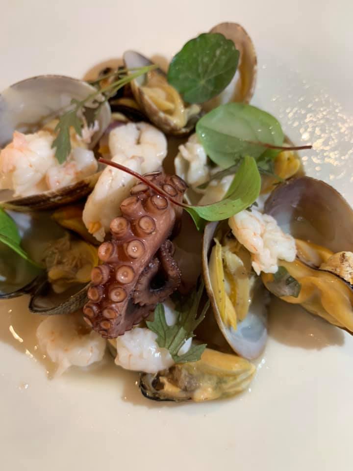 Ristorante Alessandro Feo - Insalatina di mare 3D con polpi, calamari e gamberi cotti sottovuoto, ristretto di mare con acqua di cozze, vongole, brodo di polpo, liome e olio