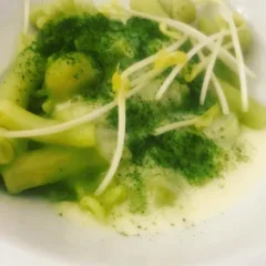 Pasta e piselli gamberi alghe e latte affumicato