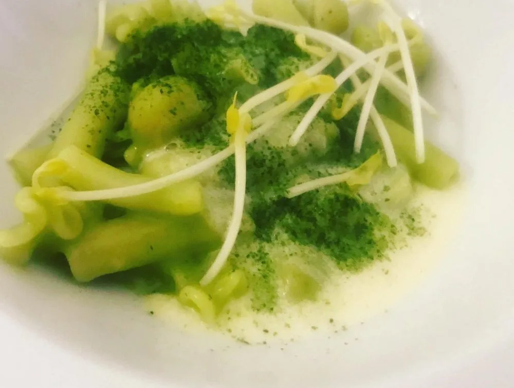 Pasta e piselli gamberi alghe e latte affumicato