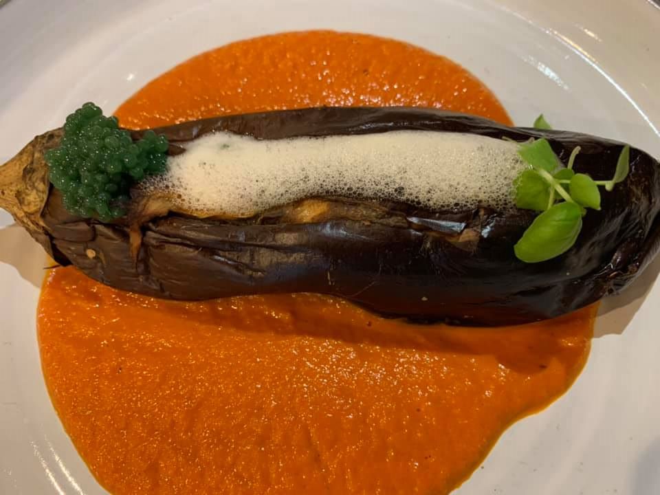 Ristorante Alessandro Feo - La mia parmigiana, tuggli gli ingredienti della parmigiana dentro una melanzana