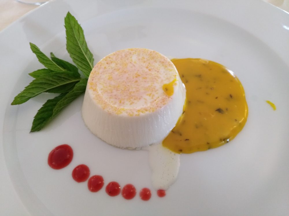 Iumara - Panna cotta di bufala con salsa al cioccolato bianco, zafferano e menta