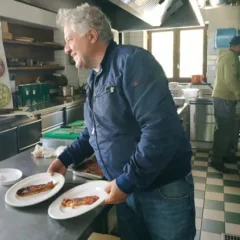 Lo chef Peppe Guida in cucina