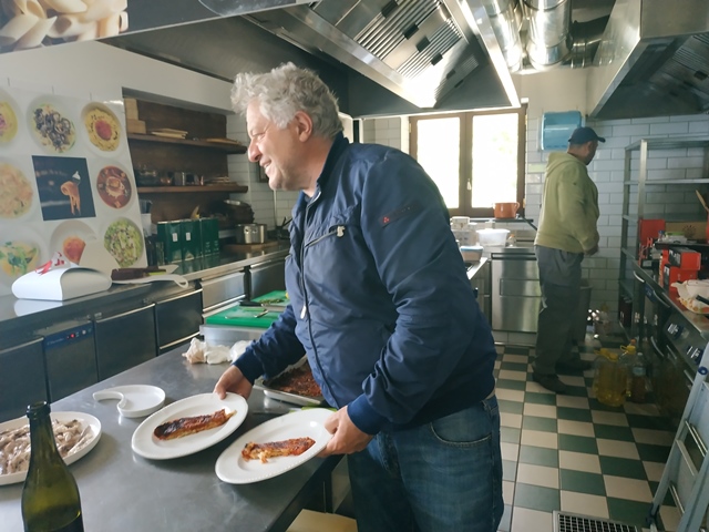 Lo chef Peppe Guida in cucina