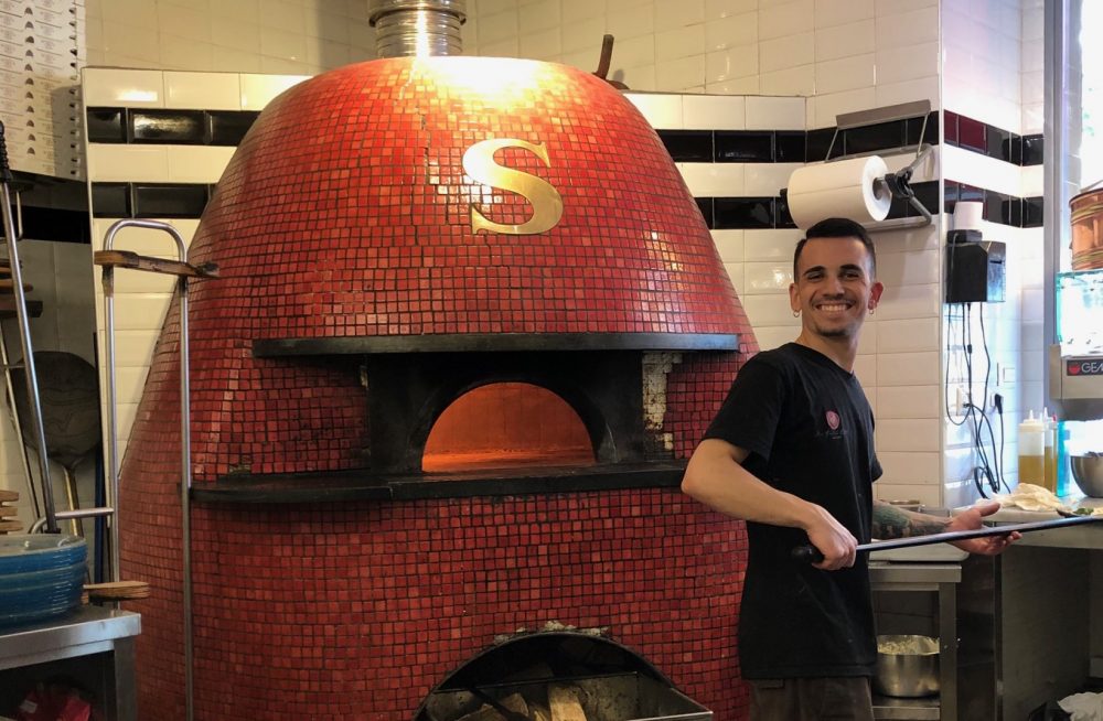 La bocca da fuoco e quella sorridente del pizzaiolo