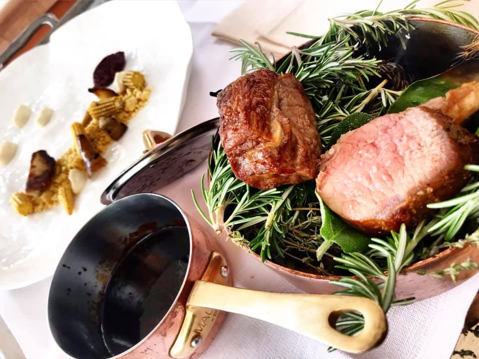 Le Monzu' Ristorante Capri, Il Servizio dell’Agnello Affumicato alle Erbe col suo Jus