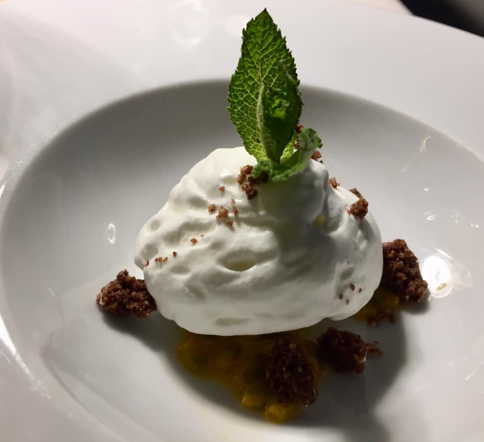 Mirabelle Restaurant, pre dessert al cocco, frutto della passione e crumble di carrube e cacao