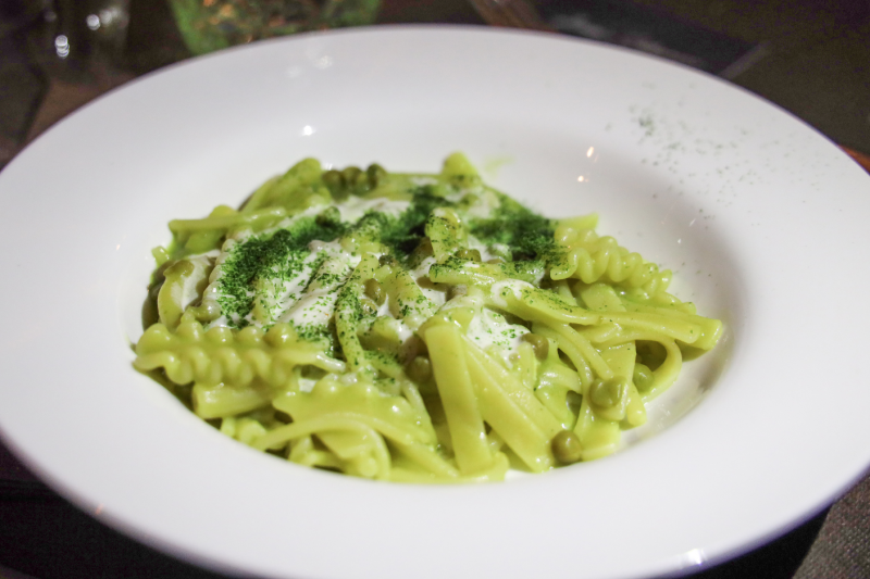 A Table full of stars - Pasta e piselli rivisitato con latte affumicato, seppie e alghe di Luigi Salomone