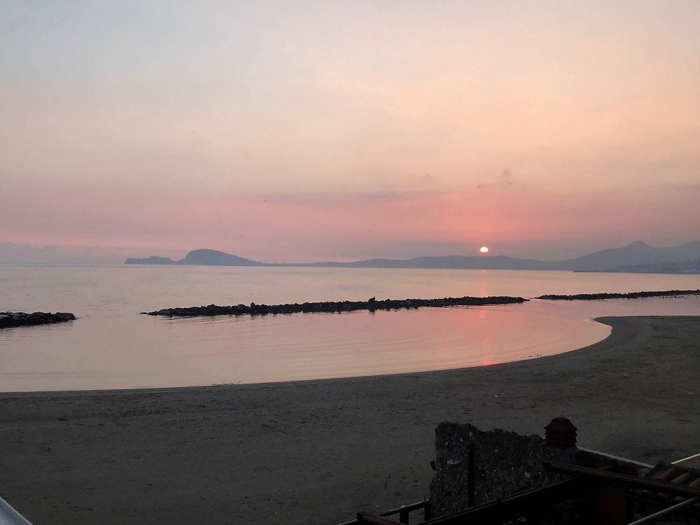 Da. Ni'. Formia – spiaggia in fondo al viale, tramonto Golfo di Gaeta