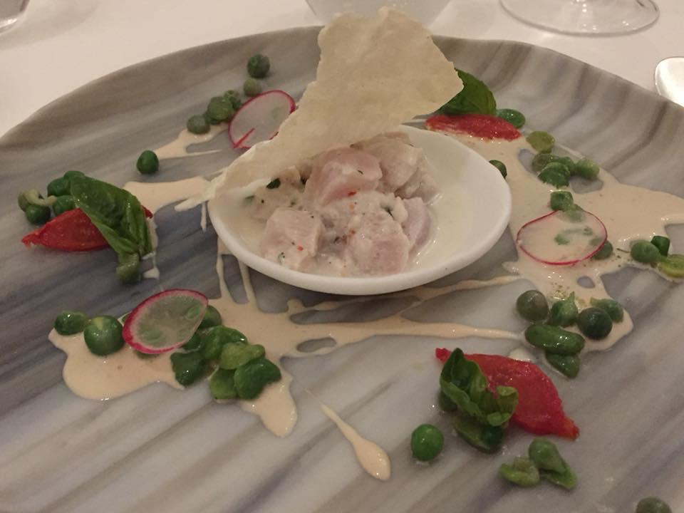 Don Alfonso 1890, dentice marinato allo yogurt di bufala, limone e peperoncino come una ceviche, con salsa di sesamo bianco e ortaggi