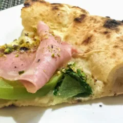 Aqua, Pizza Fiordilatte, mortadella, squaquerone, pistacchio e pomodoro verde