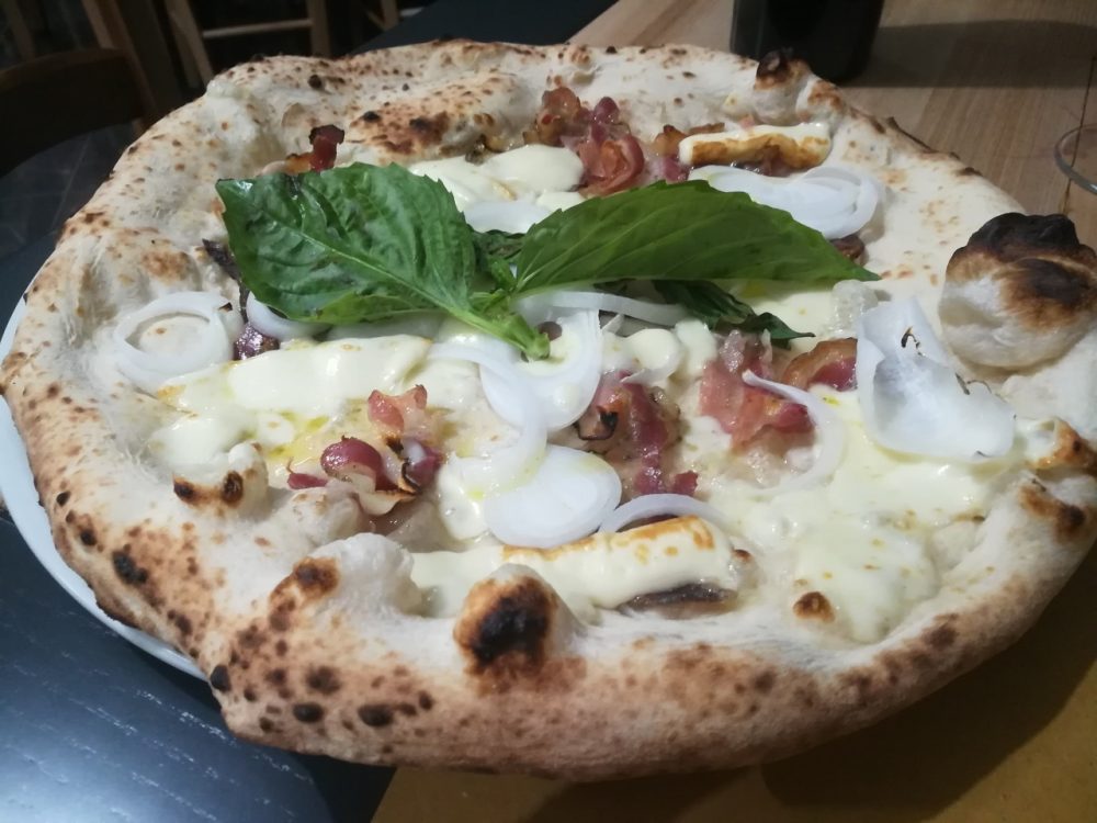 Azimut Enosteria - Pizza con Cipolla di Alife e Pancetta Sannita