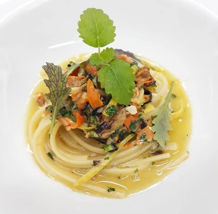 Linguine con cozze, friggitelli e limone