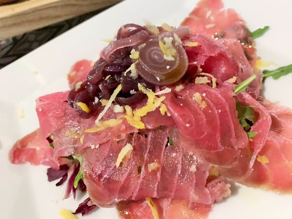 Da Mimi' - Carpaccio di tonno marinato con cipolle caramellate