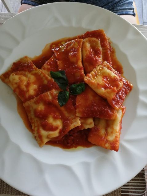 Pizz e Maccarun Ravioli fatti in casa con ricotta e sugo al pomodoro