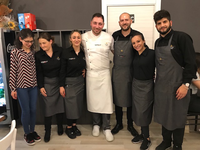 Pizzeria De Luxe - Enrico De Lucia e staff della sala