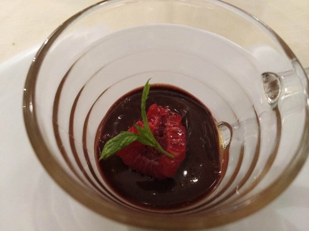 Ristorante Il Vigneto del Gusto Caramella al frutto della passione e ganache al cioccolato con peperoncino