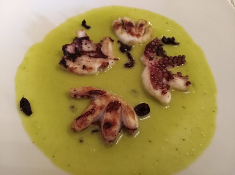 Trattoria La Vinaigrette Polpo arrosto su vellutata di sedano e olive nere