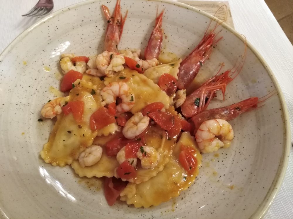 Trattoria La Vinaigrette Ravioli ripieni do pescatrice, con pomodorini e gamberi di Gallipoli