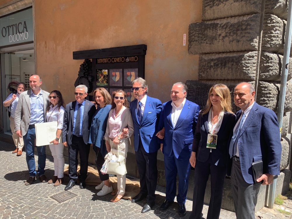 La posa della formella sul muro di Palazzo Gualtiero a Orvieto