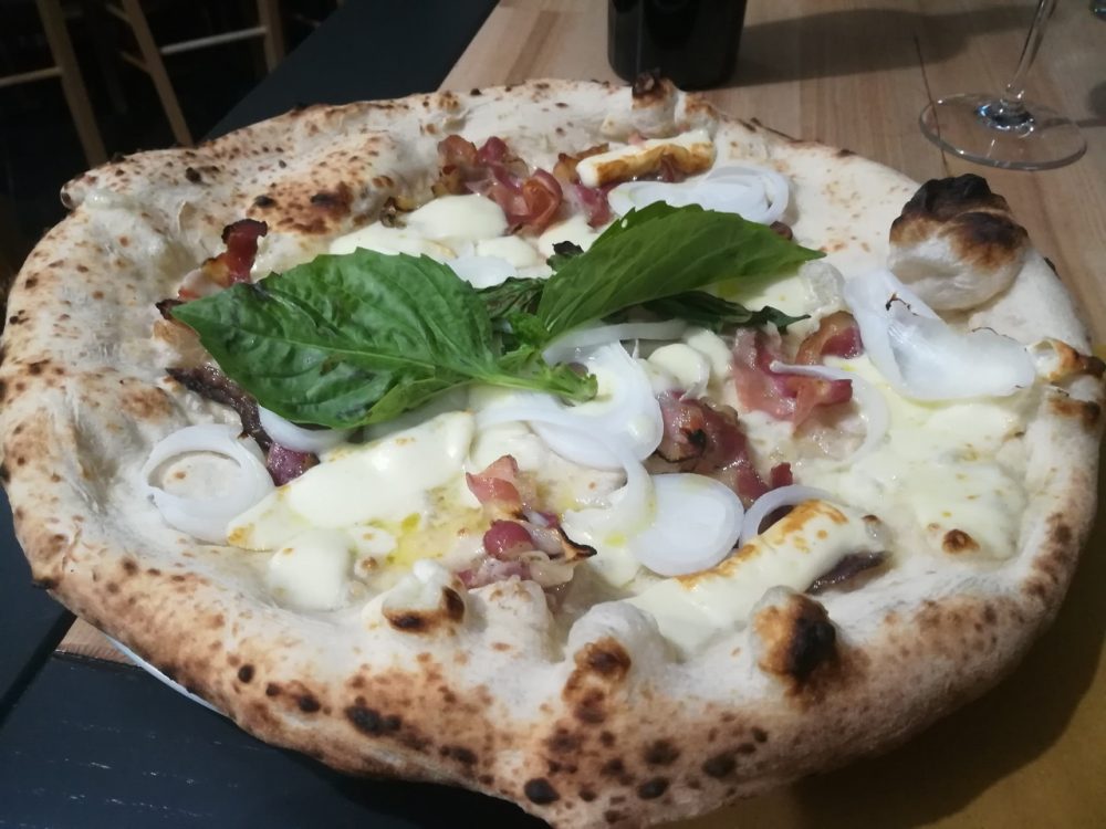 Azimut Enosteria - Pizza con Cipolla di Alife e Pancetta Sannita
