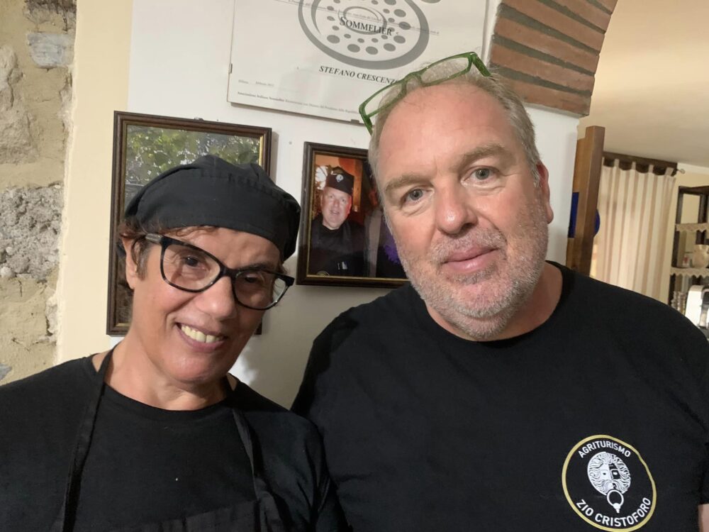 Agriturismo Zio Cristoforo, Stefano Crescenzo con la sua collaboratrice in cucina