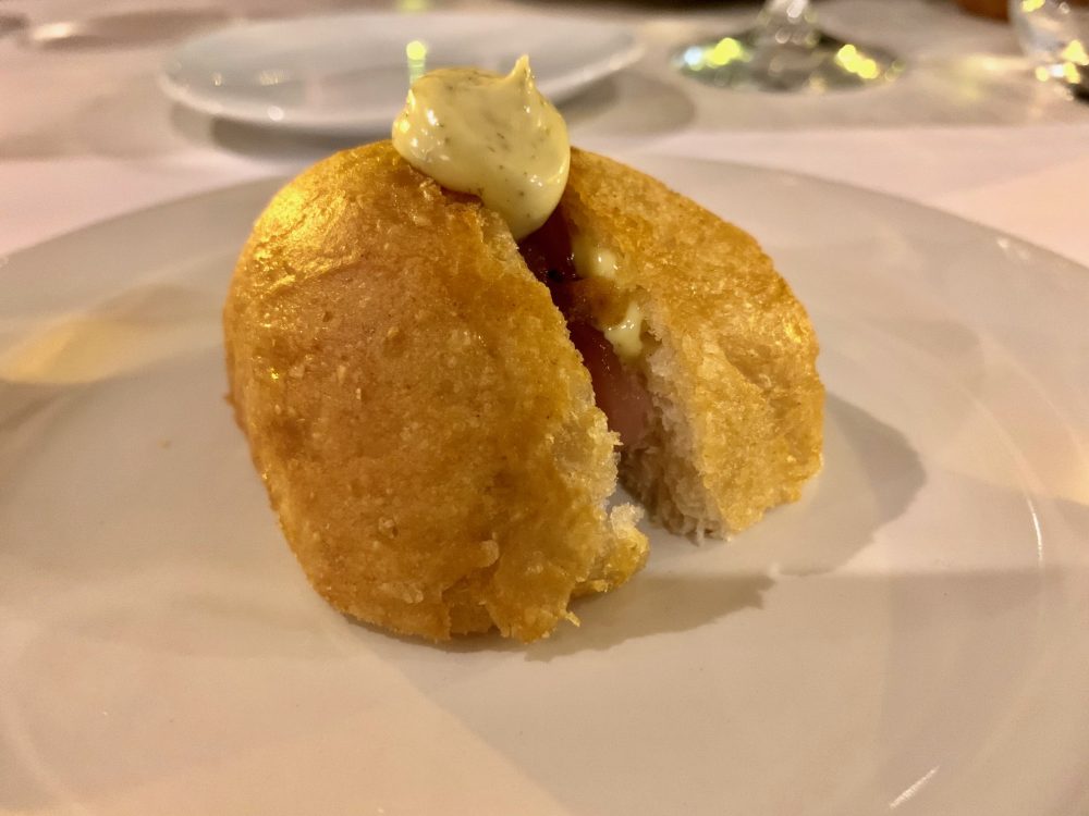 Suscettibile - panino al vapore fritto con pesce spada e maionese