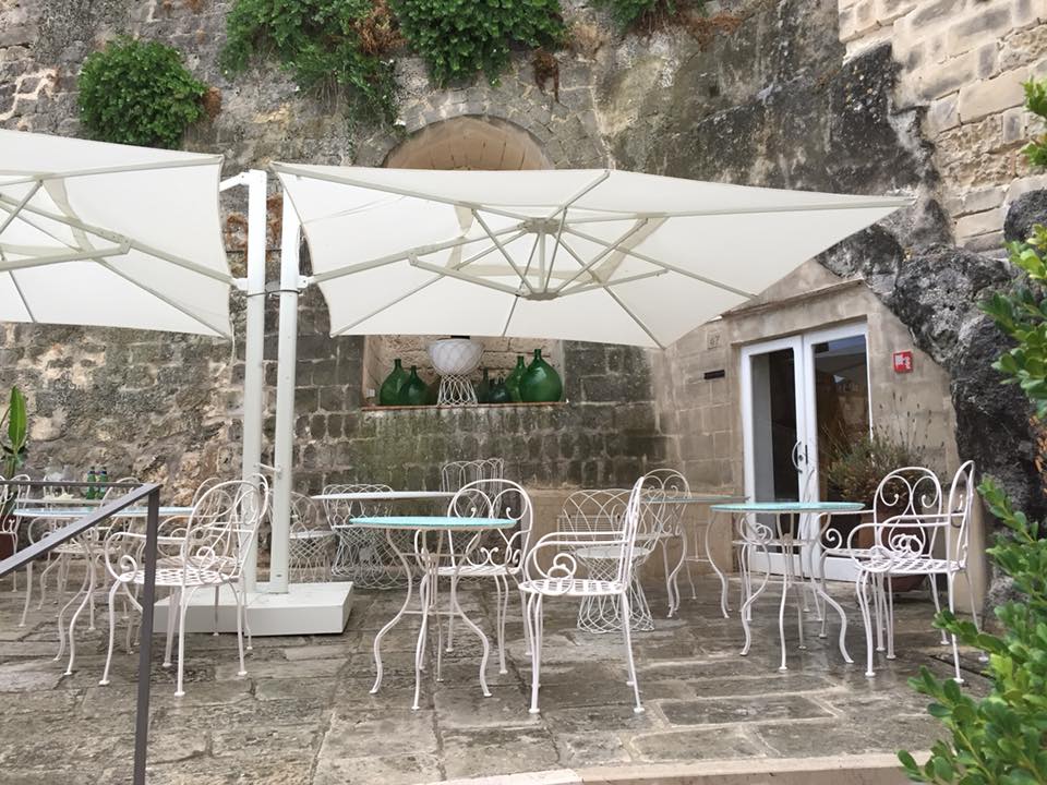 Ristorante Regiacorte a Matera, i tavoli all'esterno