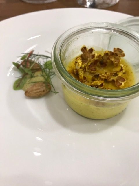 Agape Ristorante - Creme brulèe al curry con popcorn salato, emulsione di limone e mandorle tostate