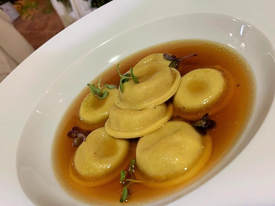 Donna Elvira - Ravioli ripieni alla genovese in brodo di cipolle