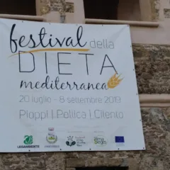 Locandina del quarto Festival della Dieta Mediterranea a Pioppi