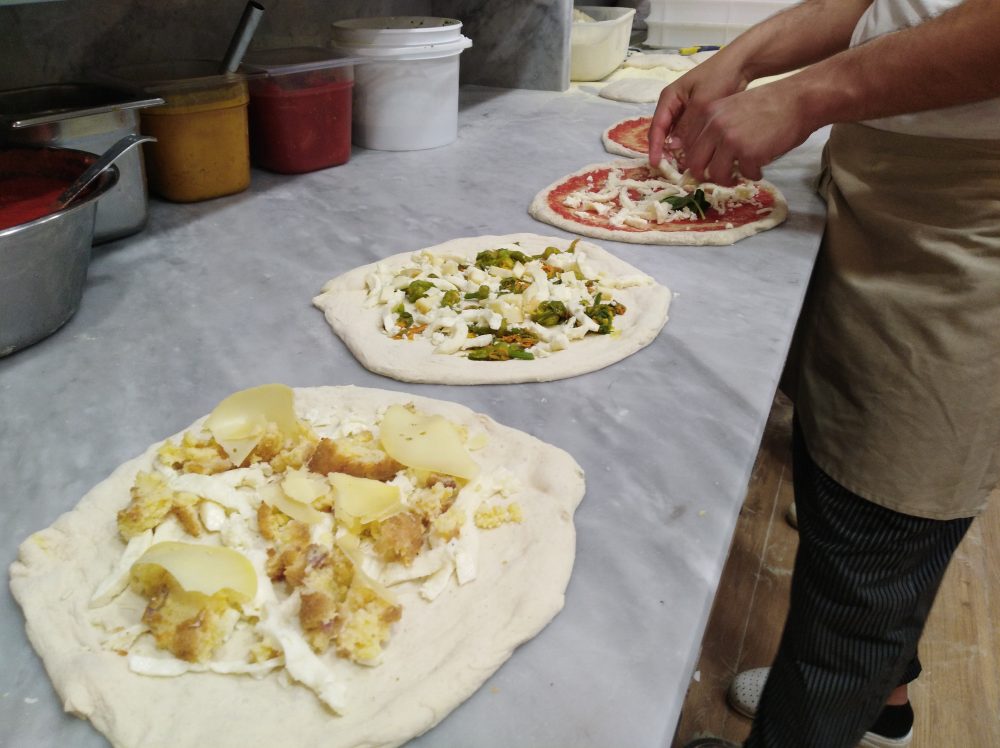 Pizzeria Da Zero Vallo preparazione delle pizze